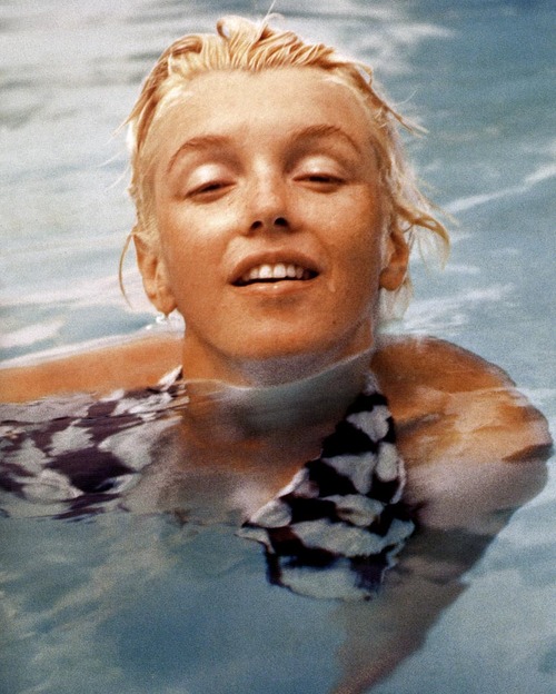 See even Marilyn Monroe goes without makeup when it's hot out
