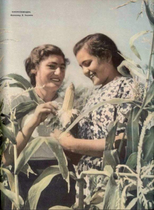 Soviet farm girls, 1930s