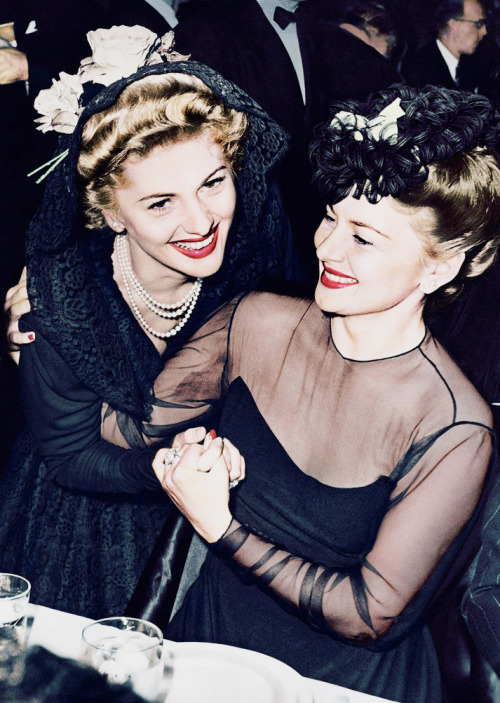 Joan Fontaine (left) and Olivia DeHaviland (right) at the Oscars when it was announced Joan had won the Best Actress award for her performance in the 1941 film “Suspicion”